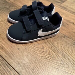 Nike Kids' Black and White Sneakers Size 8C‎ NEW